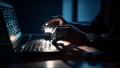 ilustrasi menggunakan laptop (freepik.com)
