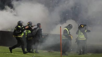 saat aparat menembak gas air mata ke tribun (sumber foto : BBC)