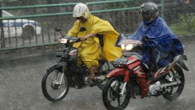 dua pengendara memakai jas hujan ponco. (foto : otomotif.kompas.com)