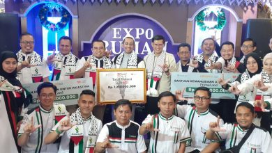 Komisaris Utama Primaland Rendra Masdrajat didampingi Habib Ja'far dalam amal untuk Palestina (foto : istimewa)