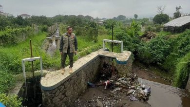 Pj Wali Kota Batu Aries Agung Paewai pantau kondisi sungai yang tersumbat (instagram.com/prokopim_kwb)