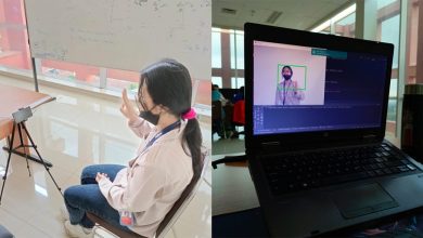 seorang mahasiswi sedang mencoba menggunakan machine learning karya Nico (foto : istimewa)