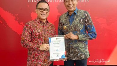 Pj Wali Kota Malang Wahyu Hidayat menerima penghargaan Digital Government Award dalam SPBE Summit di Jakarta. (Foto : Istimewa)
