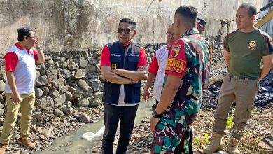 Tindaklanjut Ngombe STMJ, Pj Wali Kota Malang Wahyu Hidayat melakukan Gerakan Angkut Sampah Sedimen di Rampal Celaket. (Foto : Prokopim Kota Malang)