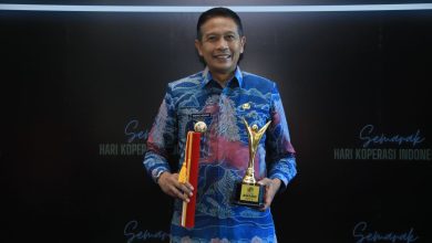 Pj Wali Kota Malang Wahyu Hidayat menerima penghargaan Pembina Koperasi Andalan. (Foto : Prokopim Kota Malang)