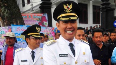 Abah Anton bersama Sutiaji ketika pelantikan Wali Kota dan Wakilnya pada 2013 lalu. (Foto : tempo.co)