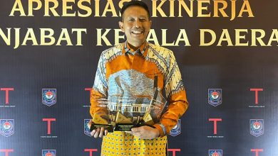 Pj Wali Kota Malang Wahyu Hidayat menerima apresiasi Penjabat Kepala Daerah Terbaik Tahun 2024. (Foto : Istimewa)