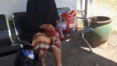 Marsianah, ibu-ibu berusia lanjut yang tampak kebingungan di Terminal Arjosari. (Foto : Istimewa)