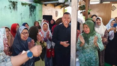 Muslimat NU Bareng Raya menyambut kedatangan Abah Anton. (Foto : Istimewa)