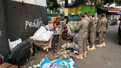 Satpol PP Kota Malang tertibkan penjual loak di bawah Jembatan Boldi Buk Gluduk. (Foto : Istimewa)