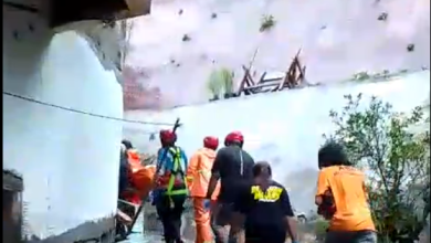 Proses evakuasi jenazah di aliran Sungai Brantas, kawasan Jalan Bugenvil. (Foto : Istimewa)