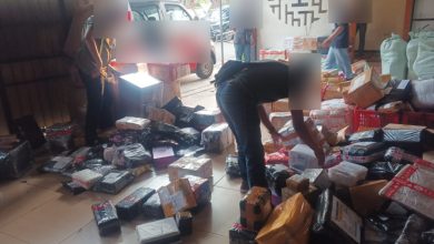 Sejumlah paket rokok tanpa cukai yang ada di jasa ekspedisi Kota Malang. (Foto : Istimewa)
