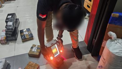 Petugas Bea Cukai tengah memeriksa isi paket ekspedisi yang dicurigai berisi rokok ilegal. (Foto : Istimewa)