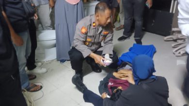 Kapolsek Lowokwaru Kompol Anang Tri Hananta mengecek kondisi karyawan RS Universitas Brawijaya yang gantung diri. (Foto : Istimewa)