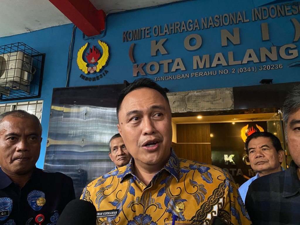 Pj Wali Kota Malang Iwan Kurniawan seusai meninjau Stadion Gajayana. (Foto : Dwi Putri)
