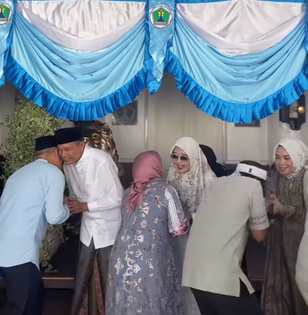 Momen Wahyu Hidayat dan istri menyambut warga yang bersilaturahmi saat Open House di rumah dinas Wali Kota Malang. (instagram.com/wahyuhidayatmbois)