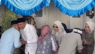 Momen Wahyu Hidayat dan istri menyambut warga yang bersilaturahmi saat Open House di rumah dinas Wali Kota Malang. (instagram.com/wahyuhidayatmbois)
