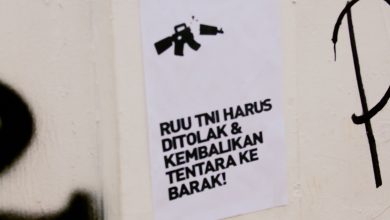 Salah satu spanduk protes terkait RUU TNI yang memicu kegelisahan di tengah masyarakat. (Foto : Istimewa)