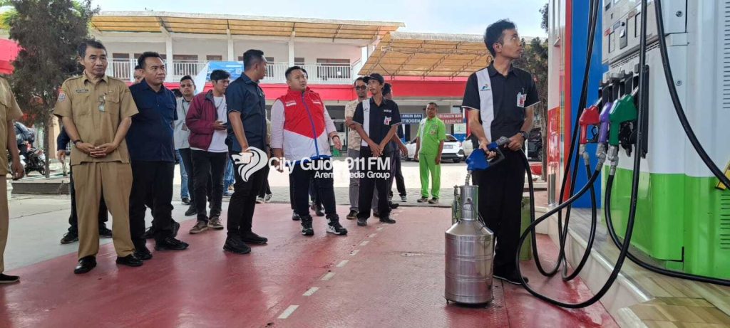 Pemeriksaan BBM di SPBU Bakalan Krebet. (Foto : Heri Prasetyo)