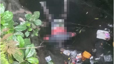 Sesosok mayat yang mengambang di Sungai Brantas, Kelurahan Kesatrian, Blimbing. (Foto : Istimewa)