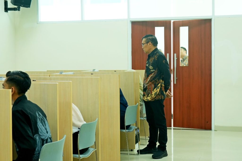 
Rektor UM Prof Hariyono memantau jalannya UTBK. (Foto : Istimewa)