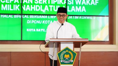 Wali Kota Batu Nurochman saar menghadiri rapat konsolidasi percepatan sertifikasi tanah wakaf. (Foto : Istimewa)
