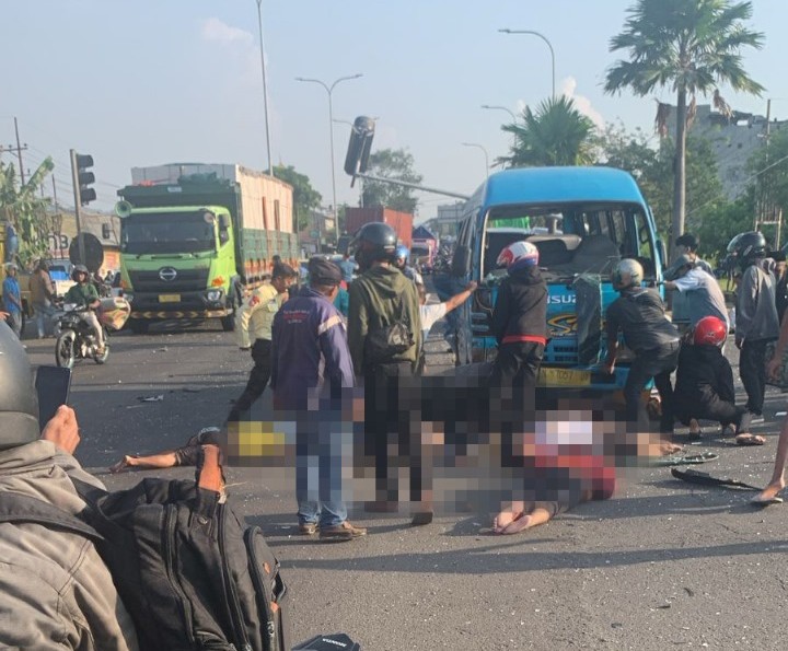 Kecelakaan di Exit Tol Purwodadi, Pasuruan. (Foto : kiriman pendengar)