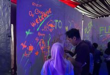 Sejumlah pengunjung tampak antusias ikut corat-coret saat event FLEX di MCC. (Foto : Tim ERIOS)