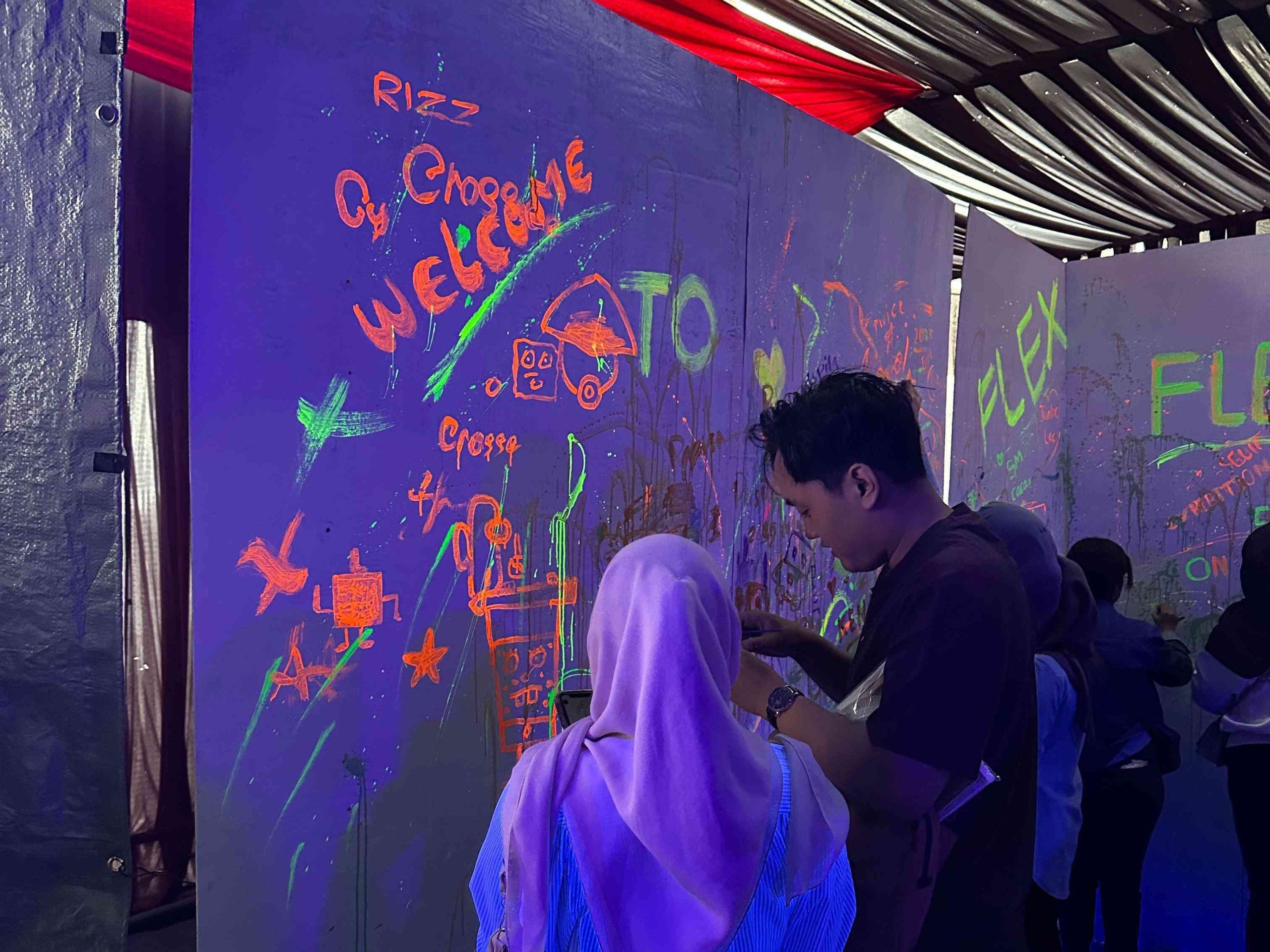 Sejumlah pengunjung tampak antusias ikut corat-coret saat event FLEX di MCC. (Foto : Tim ERIOS)