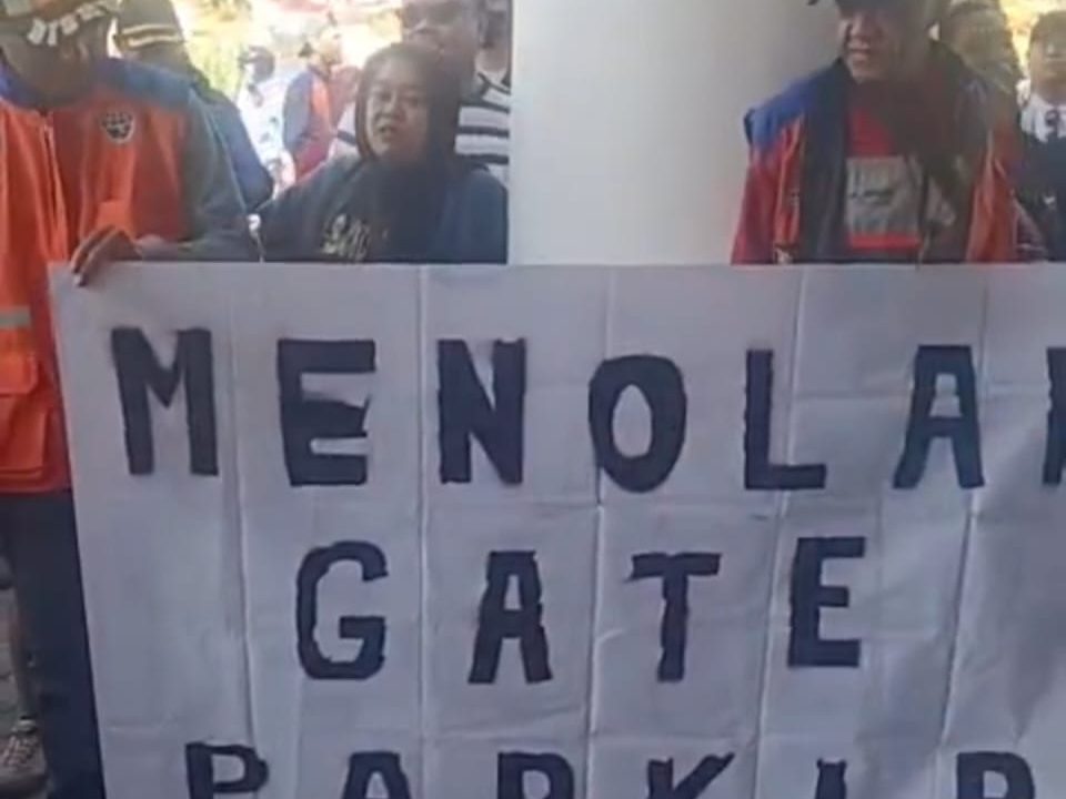 Para PKL dan jukir Alun-alun Kota Batu demo di Balai Kota Among Tani. (Foto : tangkapan layar video dokumentasi warga)