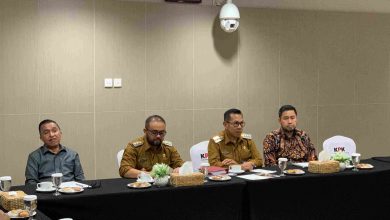 Wali Kota Batu Nurochman beserta Heli Suyanto mendatangi gedung KPK RI, Jakarta. (Foto : Istimewa)