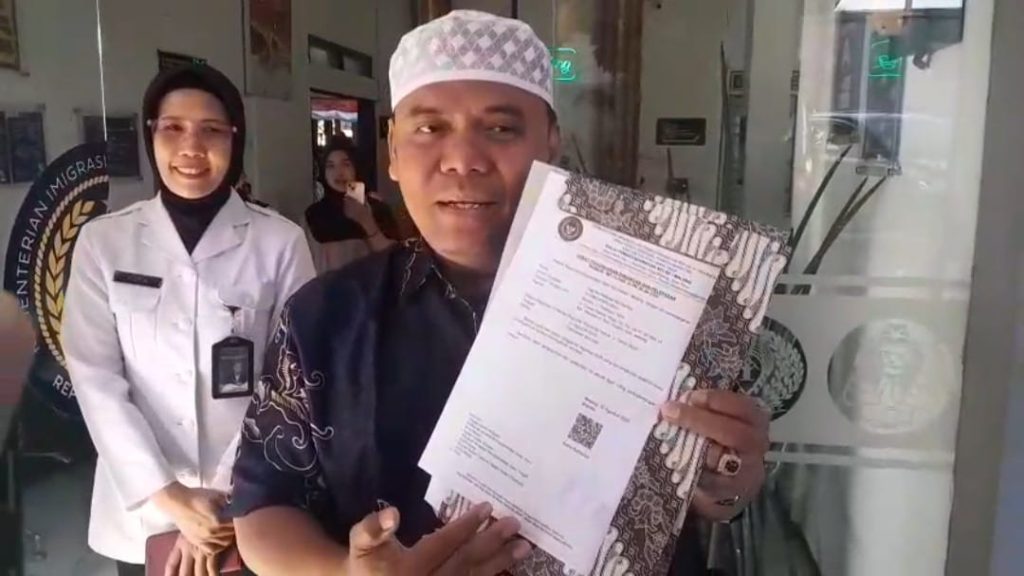 Cak Nur menunjukkan surat keputusan amnesti dari Presiden Prabowo. (Foto: tangkapan layar video)