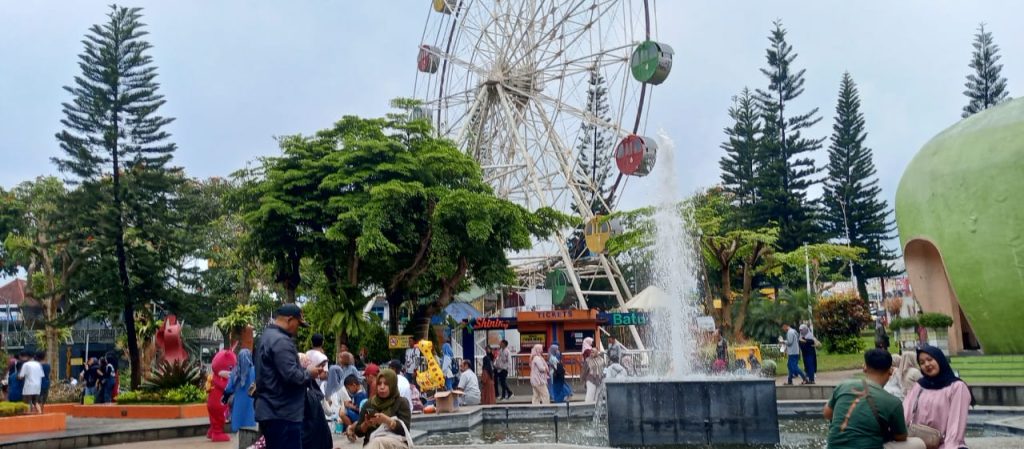Bianglala yang ada di Alun-alun Kota Batu. (Foto: Istimewa)
