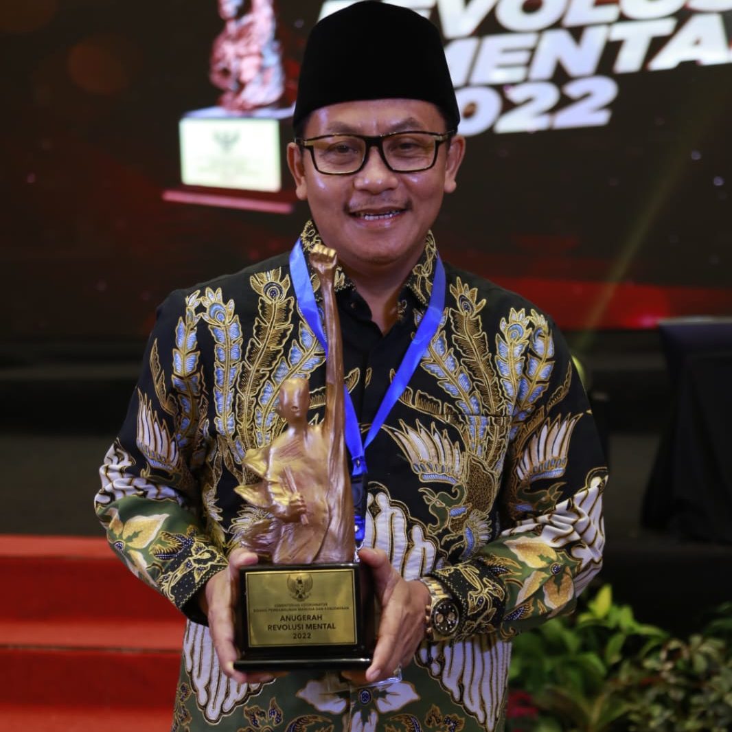 Senyum lebar Wali Kota Sutiaji di Anugerah Revolusi Mental