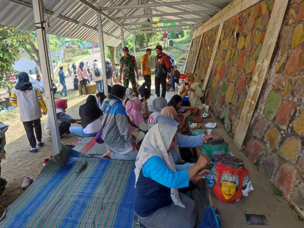 Sejumlah warga turut ambil bagian mempercantik Kampung Topeng (Foto : Ki Demang)